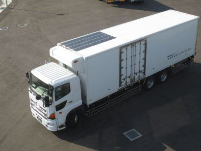 大型冷凍車のボックス屋根に太陽光パネル設置（出所：福岡運輸HD）