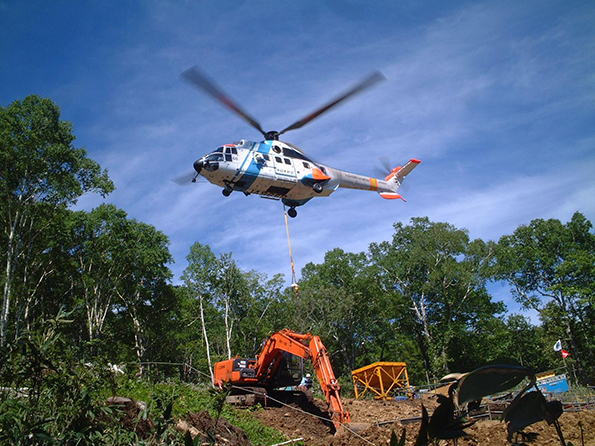 道のない山間部や災害地等への資材輸送に活躍するヘリコプター