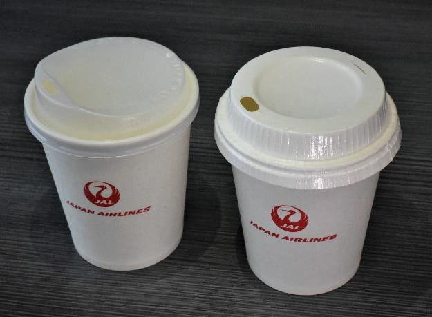 エコノミークラス ホットドリンク用のカップと蓋。蓋をプラスチック製（画像左）から紙製（画像右）に順次切り替える（出所：JAL）