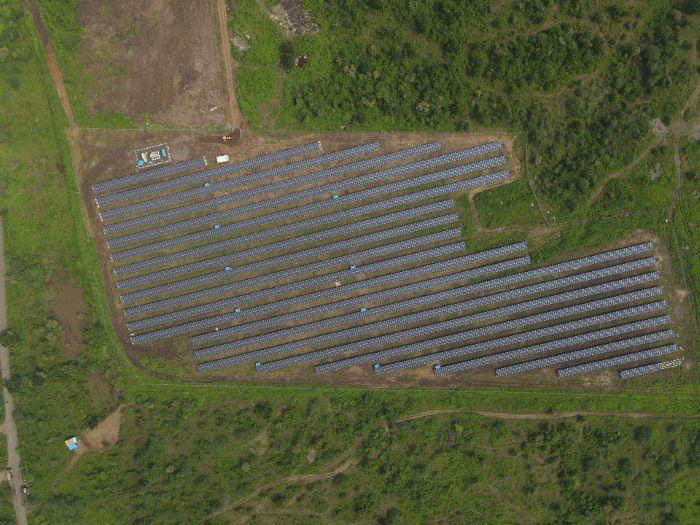 インド・マハーラーシュトラ州　エナパークグループの太陽光発電所（出所：日立建機）