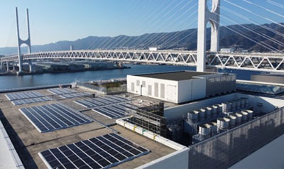 神戸工場屋上に太陽光発電パネルを設置した（出所：キユーピー）