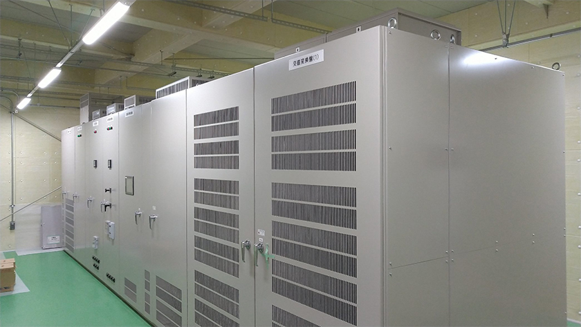 JAXA美笹深宇宙探査用地上局に納入された瞬低補償機能付きNAS電池用交直変換装置(出所:明電舎)