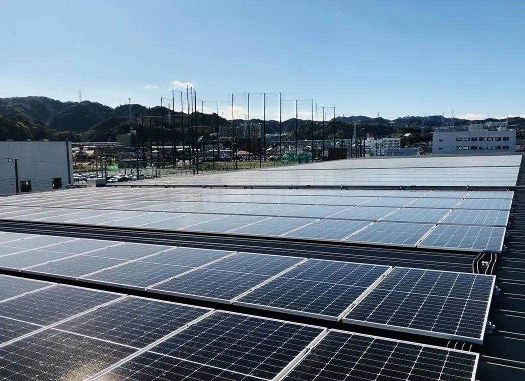 神奈川工場　屋上設置型太陽光パネル（出所：コロワイド）