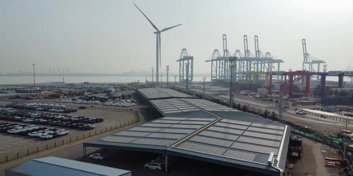 完成車ターミナル内に設置された太陽光発電パネル（出所：日本郵船）