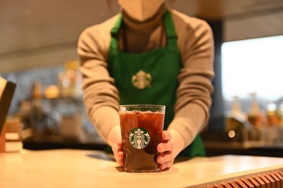 全国で導入する樹脂製グラス（出所：スターバックス コーヒー ジャパン）