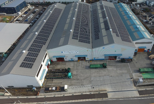 JFE商事コイルセンター静岡事業所。工場棟屋根に太陽光パネルを設置した（出所：JFE商事）