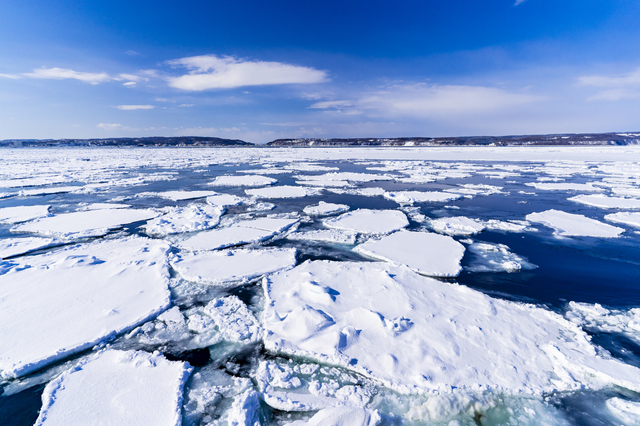 流氷船からオホーツク海の流氷群（画像はイメージです）