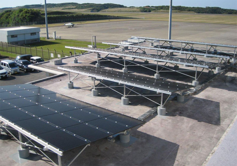 種子島空港に設置された屋根置き太陽光パネル（オンサイトPPA）（出所：出光興産）