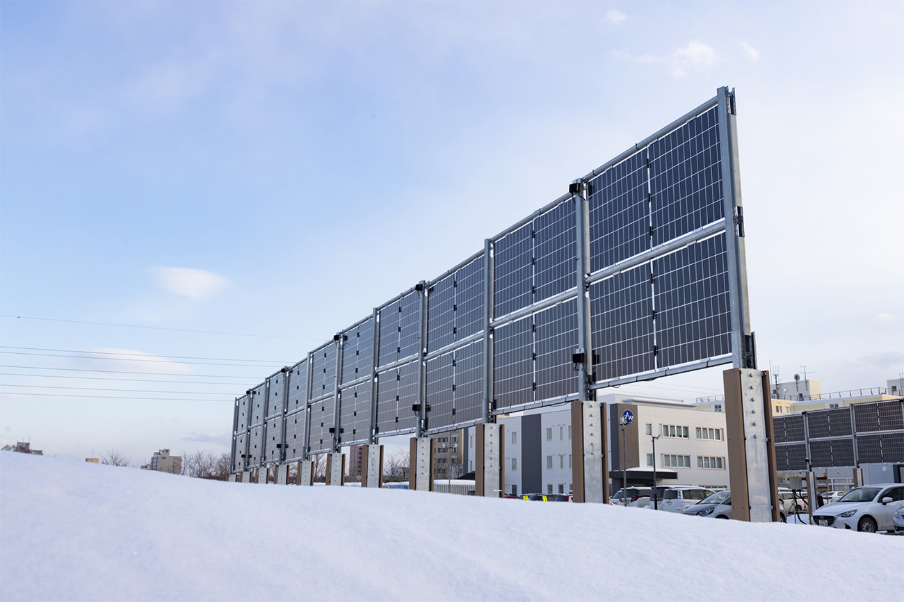 自社用地（北海道札幌市）に垂直ソーラー発電システム「VERPA」の実証機を設置（出所：エア・ウォーター）