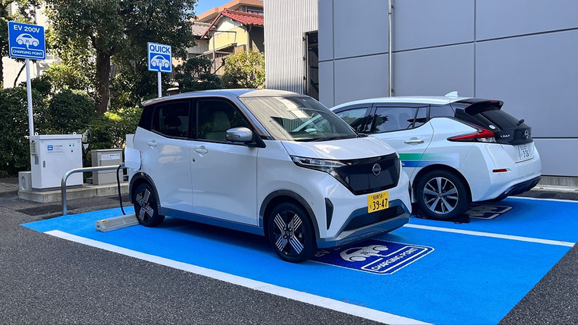 軽電気自動車「日産サクラ」(手前の車両)からの給電の様子(出所:日産自動車)