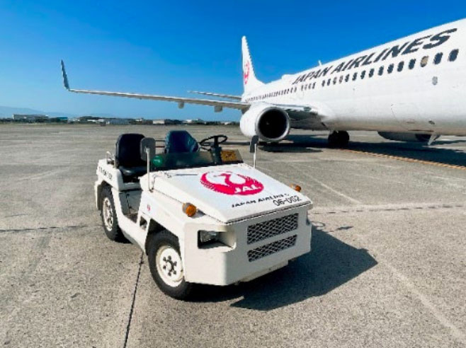 空港制限区域内で、航空貨物や手荷物などの運送用コンテナを牽引するトーイングトラクター (出所:ダイキアクシス)