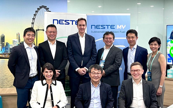商標ライセンス契約締結時、:Neste社 Katja Wodjereck氏 EVP Renewable Road Transportation(前段左)、伊藤忠商事 田中アジア・大洋州総支配人(前段中)