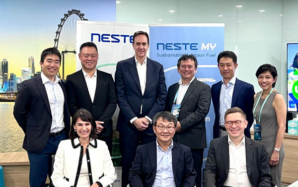  商標ライセンス契約締結時、：Neste社 Katja Wodjereck氏 EVP Renewable Road Transportation（前段左）、伊藤忠商事 田中アジア・大洋州総支配人（前段中）