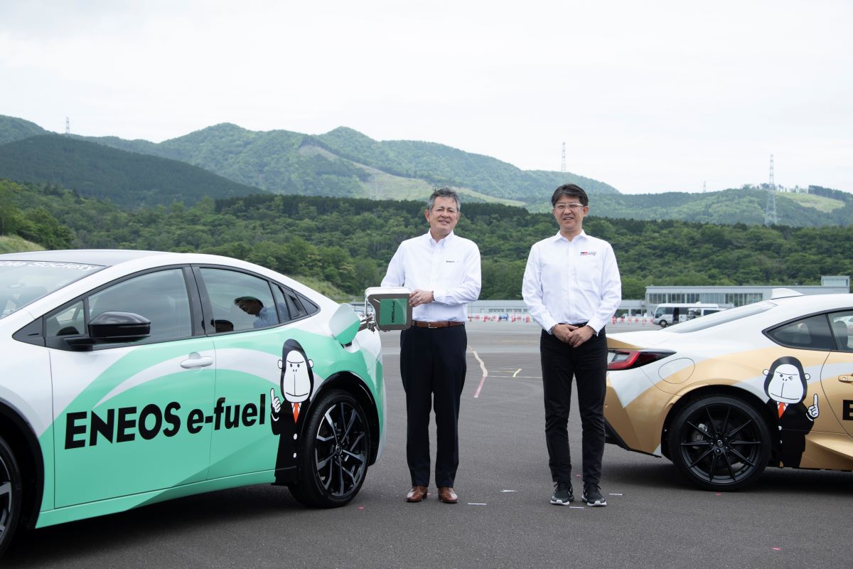 (左から)ENEOS 齊藤 猛社長、トヨタ自動車 佐藤 恒治社長 (出所:ENEOS)