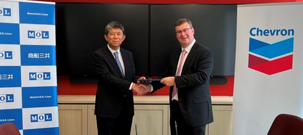 署名式の様子(左から商船三井 専務執行役員 塩津伸男氏、Chevron Shipping Company LLC Director, Marine Commercial David Ball氏)