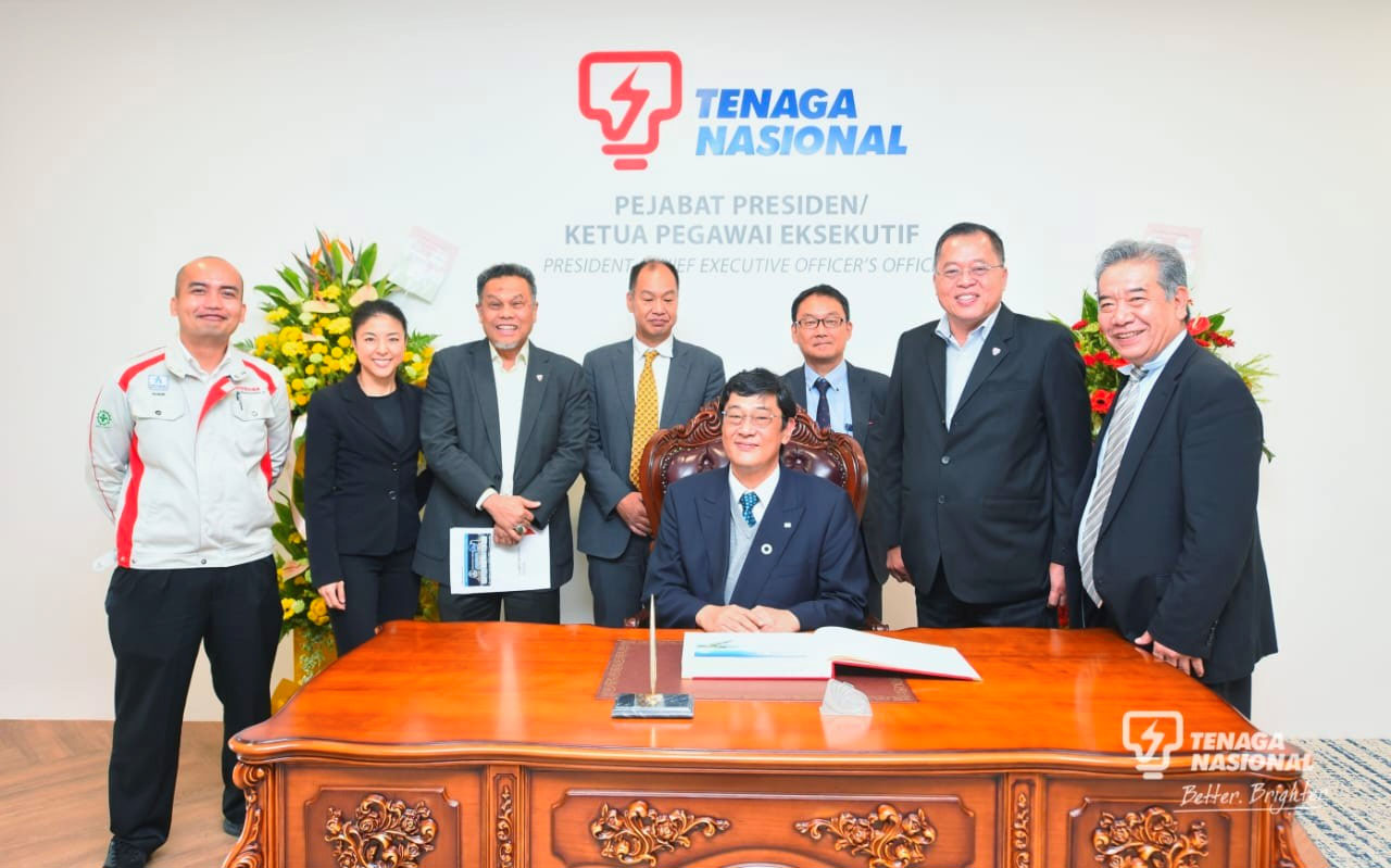 （右から2人目）マレーシア国営電力会社テナガ・ナショナルのダトー　インデラ　バハリン プレジデント& CEO、（左から3人目）TNB GenCo社のダトー　ノー　アズマン マネージング・ディレクター、（中央着席）東芝エネルギーシステムズの四柳 端社長（出所：東芝エネルギーシステムズ）