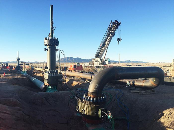 米国Kinder Morgan社Edgewood CO2輸送パイプラインにおけるバイパスライン設置風景(出所:三井物産)