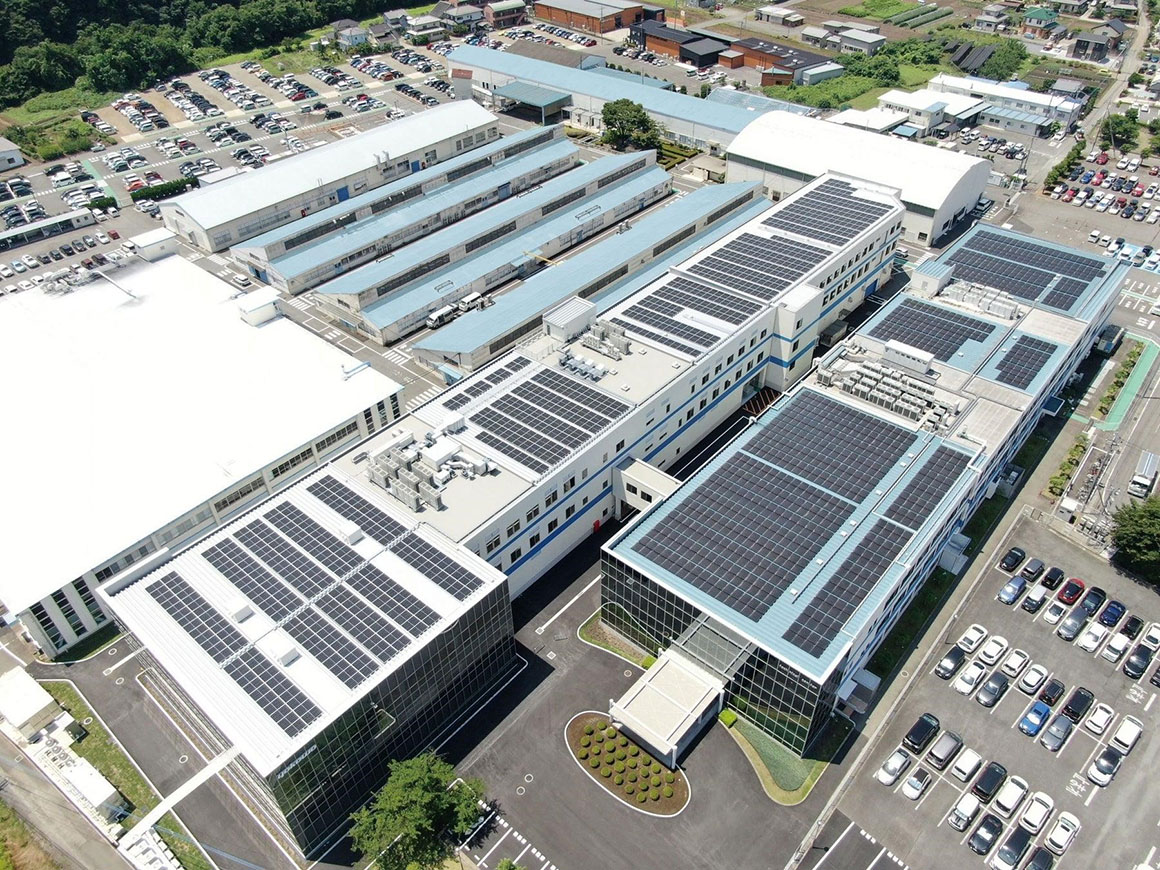富岡工場に設置された太陽光パネル（出所：ヨコオ）