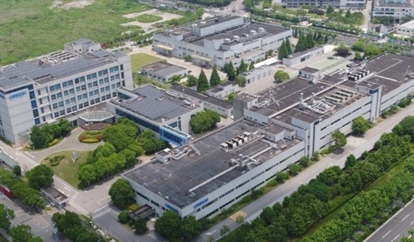 屋上に太陽光発電パネルを設置するオムロン上海工場（出所：オムロン）