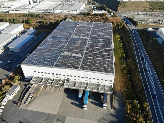 新城南工場内の屋根に設置した太陽光発電システム（出所：横浜ゴム）