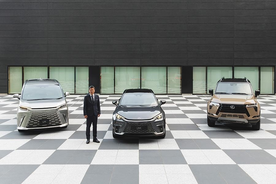 Lexus International President 渡辺 剛氏と新型LM（プロトタイプ）／新型LBX（プロトタイプ）／新型GX（プロトタイプ）（出所：トヨタ）