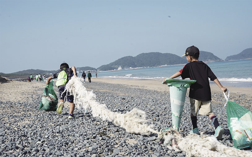 子どもが笑顔になる「遊び感覚の海のごみ拾い」