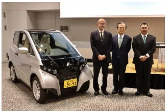 三菱総研理事長小宮山宏氏を囲む両社長と、当社鋼板を用いて製造した EV「FOMM ONE」 出所：東京製鐵