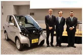 三菱総研理事長小宮山宏氏を囲む両社長と、当社鋼板を用いて製造した EV「FOMM ONE」 出所:東京製鐵