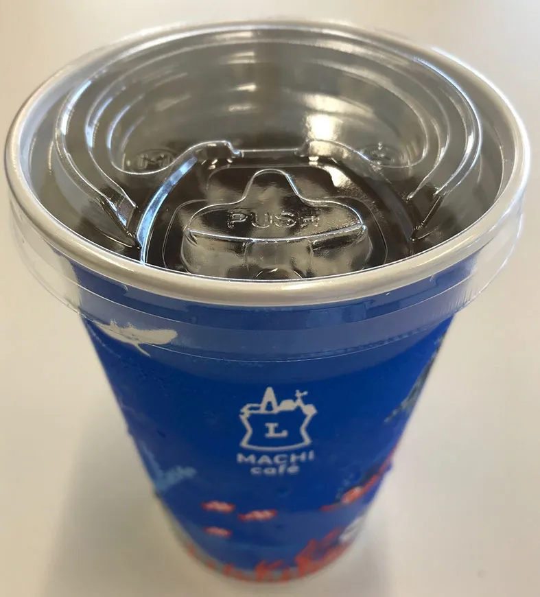 変更後の上蓋つきのアイスドリンク容器(出所:ローソン)