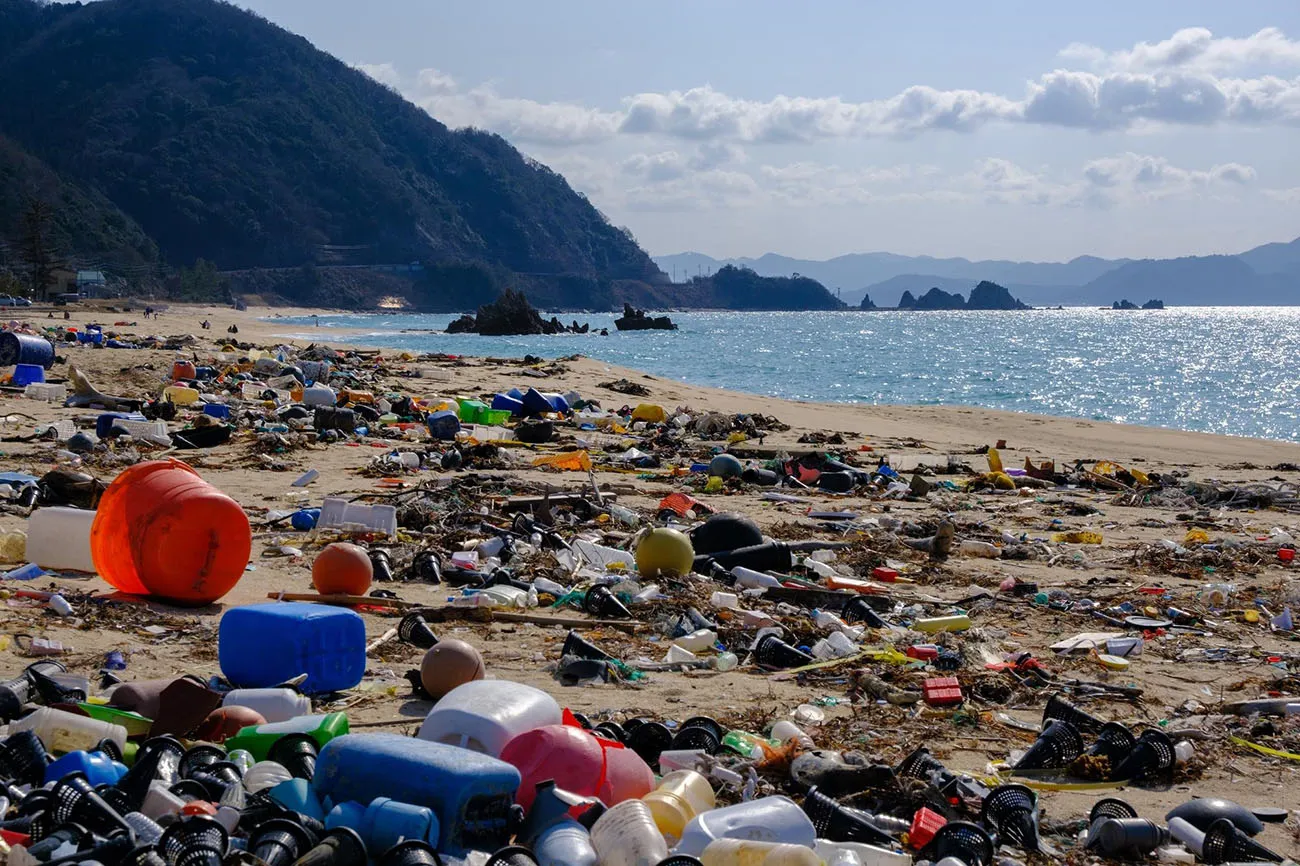 海岸に流れ着くプラスチックごみ　※画像はイメージです