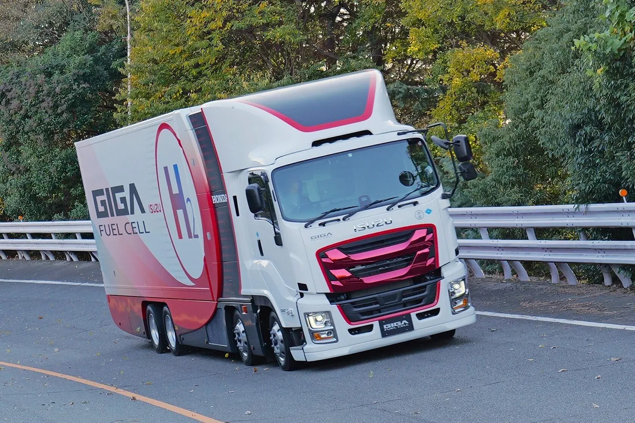 公道実証走行を前にテストコースを走るGIGA FUEL CELL（出所：いすゞ自動車）