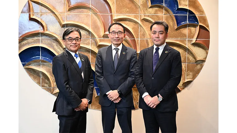 記念式典の様子。左から、LCE社 代表取締役 谷口 健太郎氏、上智学院総務担当理事 大塚 寿郎氏、三井物産カーボンソリューション事業部長 服部 浩介氏 (出所:三井物産)