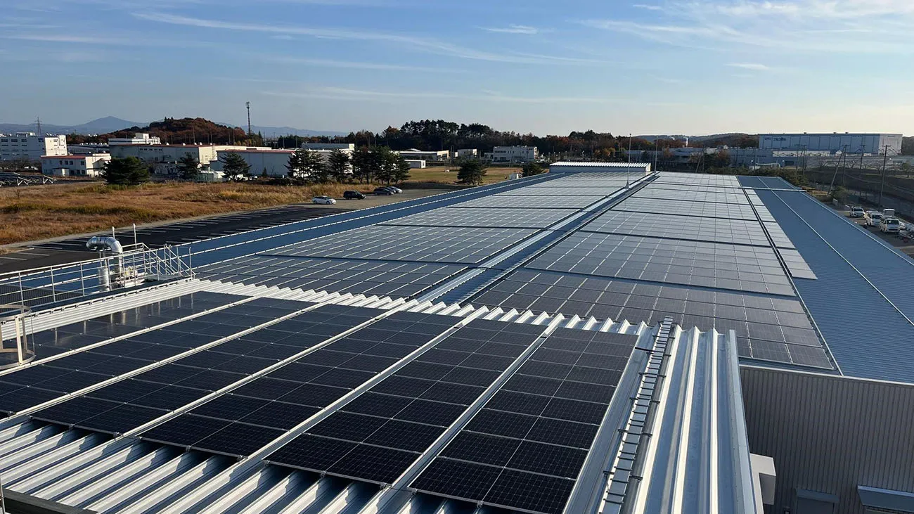 東北アンリツ第二工場屋根に設置された太陽光パネル（出所：アンリツ）