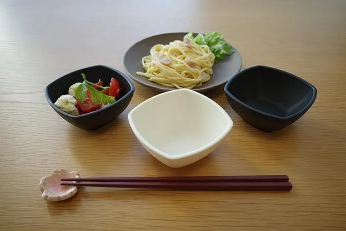 SPS樹脂製の食器と箸（出所：出光興産）