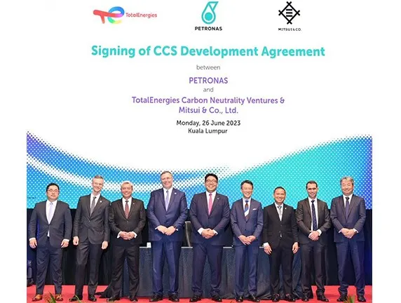 2023年6月のマレーシアにおけるCCS事業の共同開発に関する契約署名式の様子（出所：三井物産）