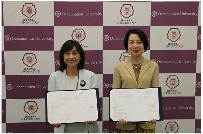 佐々木泰子お茶の水女子大学長（左）と小西雅子東京ガス常務執行役員（出所：東京ガス）