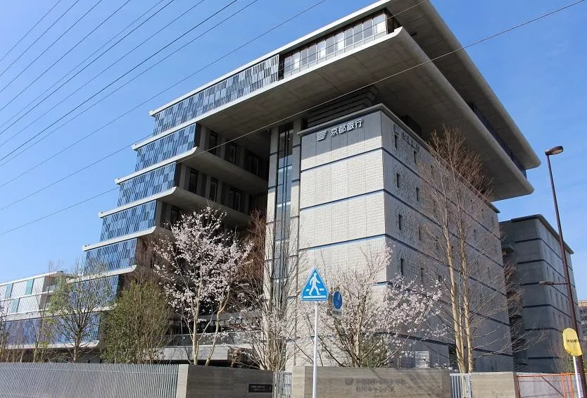 カーボンフリー電力に切り替えた拠点のひとつである「京都銀行金融大学校　桂川キャンパス」（出所：京都銀行）