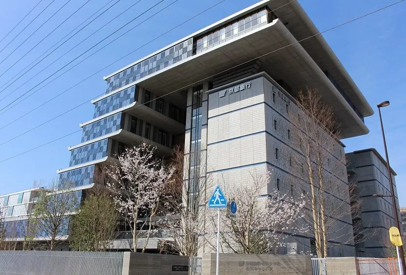 カーボンフリー電力に切り替えた拠点のひとつである「京都銀行金融大学校 桂川キャンパス」(出所:京都銀行)
