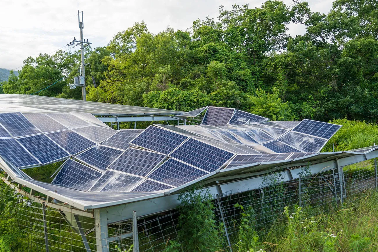 破損した太陽光発電システムのイメージ（出所：PIXTA）