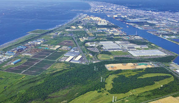 苫小牧港(左)と千歳空港(右)のダブルポートをかかえる苫小牧市