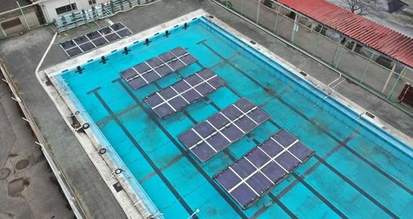 東京都北区のプールに設置された浮体式ペロブスカイト太陽電池（出所：積水化学工業）