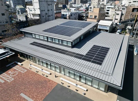 桐生支店の屋上に設置された太陽光発電設備（出所：群馬銀行）