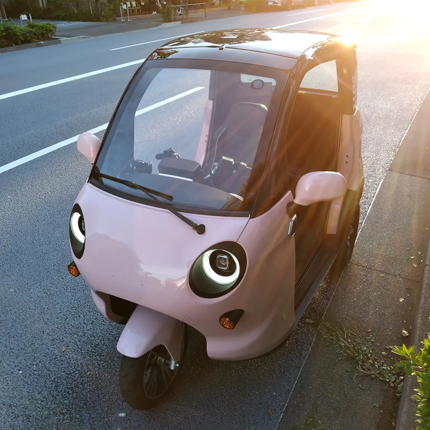 次世代型の「曲がる太陽電池」を搭載したEV三輪車（出所：PXP）
