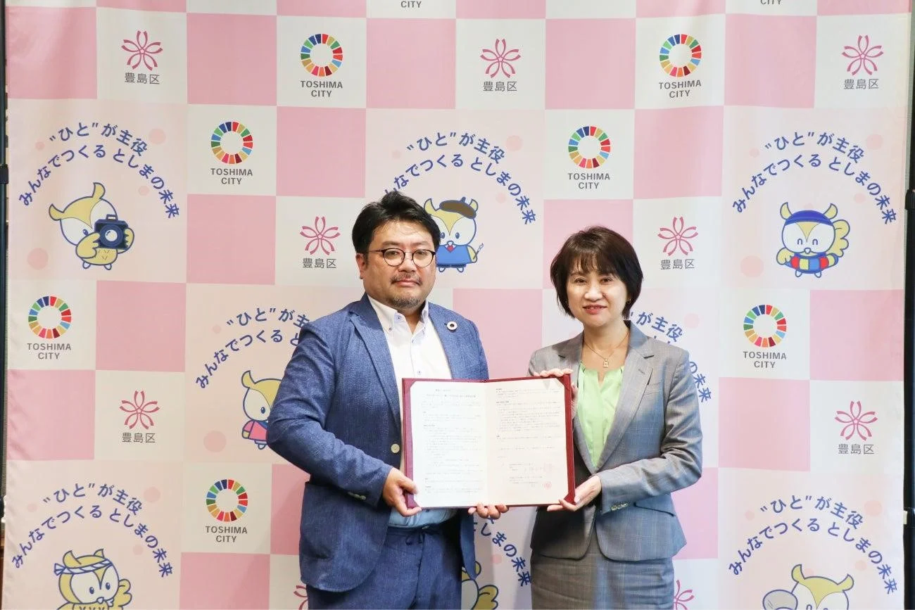 エナーバンク代表取締役 佐藤 丞吾氏(左)と、豊島区長 高際 みゆき氏(右)(出所:エナーバンク)
