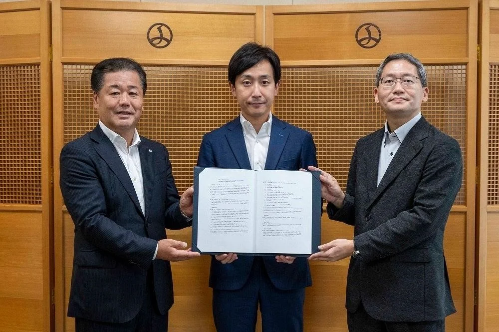 左からYKK AP代表取締役社長 魚津 彰氏、千代田区長 樋󠄀口 高顕氏、Akiba.TV代表取締役 吉岡 有一郎氏(出所:YKK AP)