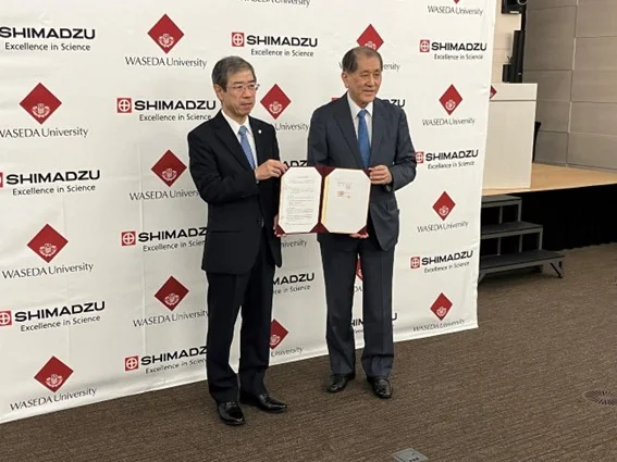 協定を締結した早稲田大の田中愛治総長(右)と島津製作所の糸井弘人常務 (環境ビジネス撮影)