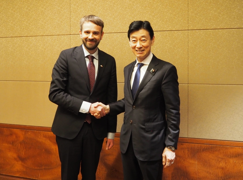 2023年12月、日本で面会したノルウェーのヴェストレ貿易・産業大臣と西村経済産業大臣(当時)(出所:経済産業省のWebサイト)