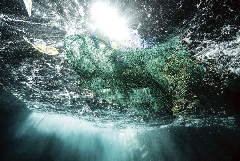 美しい光が差し込んでいる洞窟の水面に浮かんでいた魚網。海洋に漂うごみにはペットボトルや目に見えないマイクロプラスチックなど様々なものがありますが、この洞窟内の水面に浮かんでいたような大きな魚網などもあります。このような漁具は「ゴーストギア」とも呼ばれており、大型海洋生物やサンゴに絡まることで、海の生き物の命を奪う原因となっています。ゴーストギアとは:海に流出した漁網などの漁具のこと。世界の海には、毎年50~100万トンにのぼるゴーストギアが流出しているといわれる。海洋プラスチックごみにおいて、1位の容積を占めている(環境省調べ)。