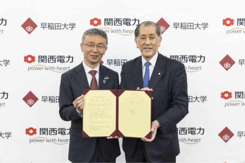 関西電力 森 望取締役代表執行役社長(左)と早稲田大学 田中 愛治総長(右)(出所:早稲田大学)