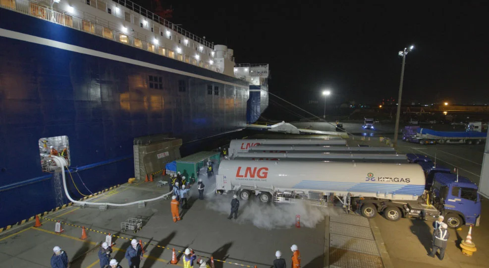 ローリー車でフェリーにLNGを供給する(出所:北海道ガス)